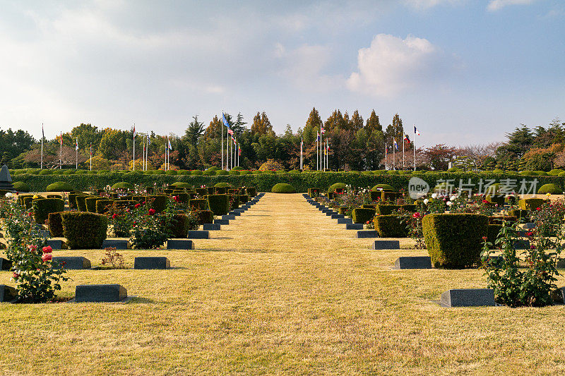 位于韩国釜山的联合国纪念公墓(United Nations Memorial Cemetery)有许多在1950年朝鲜战争中牺牲的外国士兵的墓碑。